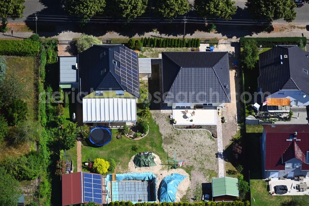 Aerial image Berlin - Detached house in a family house - settlement along the Bergedorfer Strasse in the district Kaulsdorf in Berlin, Germany