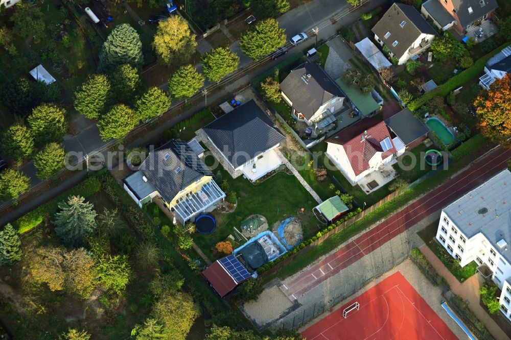 Aerial image Berlin - Detached house in a family house - settlement along the Bergedorfer Strasse in the district Kaulsdorf in Berlin, Germany