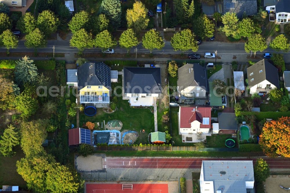 Aerial photograph Berlin - Detached house in a family house - settlement along the Bergedorfer Strasse in the district Kaulsdorf in Berlin, Germany