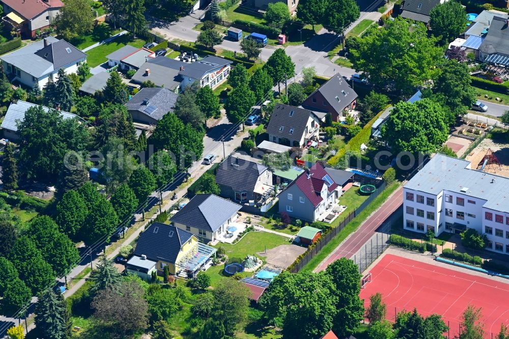 Berlin from above - Detached house in a family house - settlement along the Bergedorfer Strasse in the district Kaulsdorf in Berlin, Germany