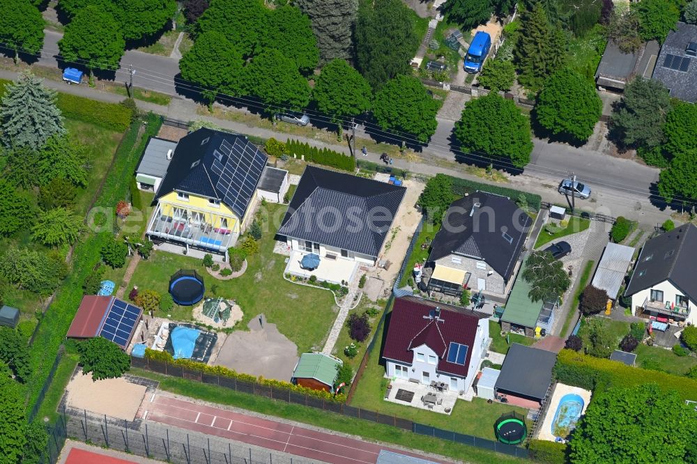 Berlin from the bird's eye view: Detached house in a family house - settlement along the Bergedorfer Strasse in the district Kaulsdorf in Berlin, Germany