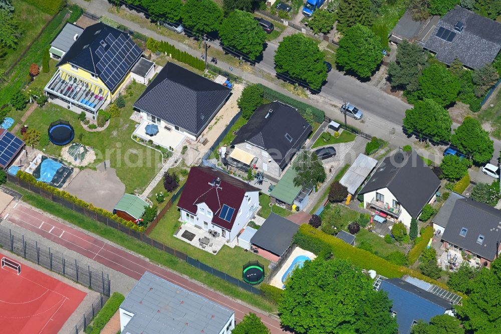 Aerial image Berlin - Detached house in a family house - settlement along the Bergedorfer Strasse in the district Kaulsdorf in Berlin, Germany