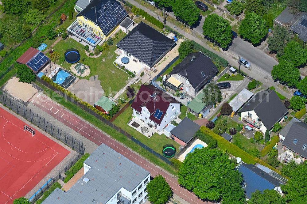 Aerial photograph Berlin - Detached house in a family house - settlement along the Bergedorfer Strasse in the district Kaulsdorf in Berlin, Germany