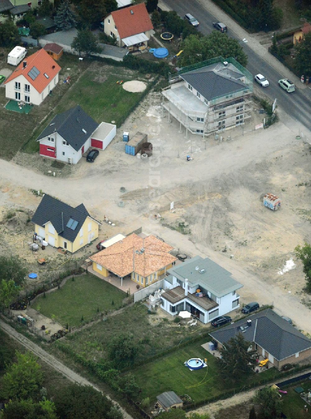 Berlin from the bird's eye view: Single family houses being built in the Kaulsdorf part of Berlin. View of a building project for one family houses in the street Am Wuhlebogen in Berlin-Kaulsdorf-Sued