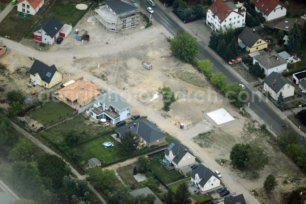 Aerial image Berlin - Single family houses being built in the Kaulsdorf part of Berlin. View of a building project for one family houses in the street Am Wuhlebogen in Berlin-Kaulsdorf-Sued