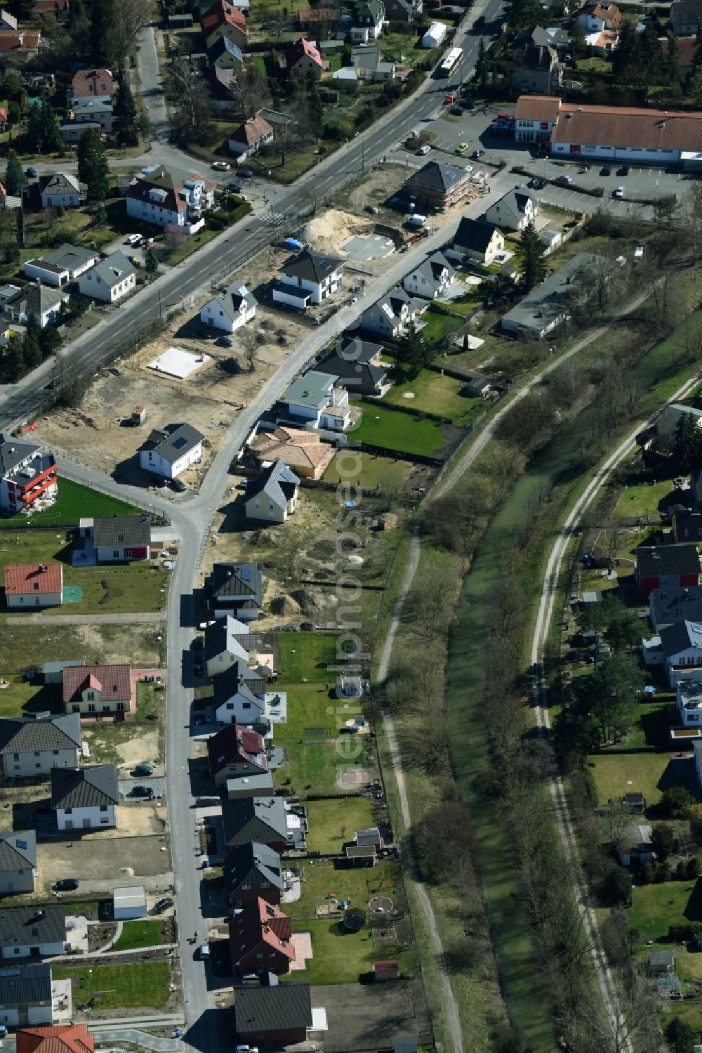 Aerial photograph Berlin - Single family houses being built in the Kaulsdorf part of Berlin. View of a building project for one family houses in the street Am Wuhlebogen in Berlin-Kaulsdorf-Sued