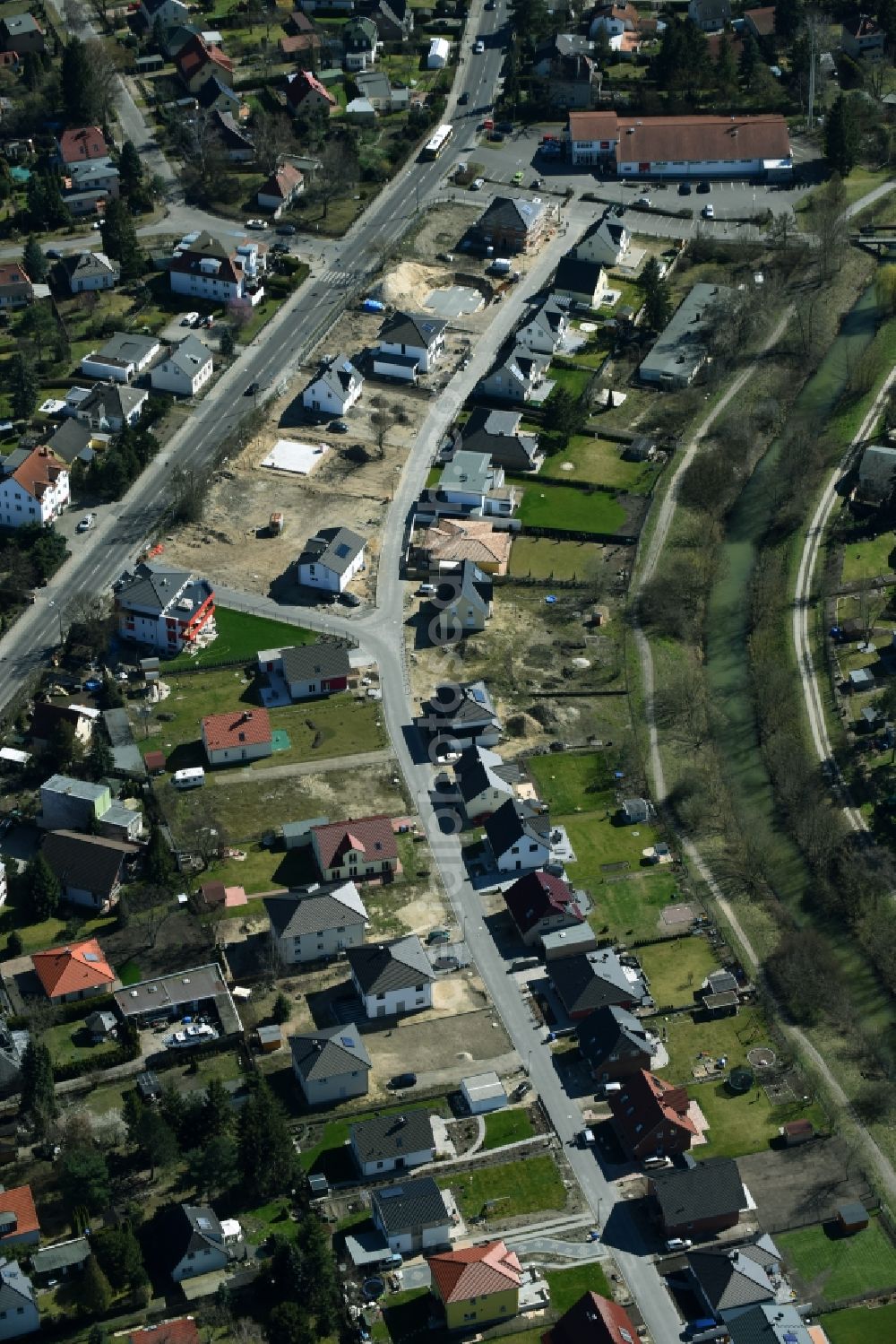 Berlin from above - Single family houses being built in the Kaulsdorf part of Berlin. View of a building project for one family houses in the street Am Wuhlebogen in Berlin-Kaulsdorf-Sued