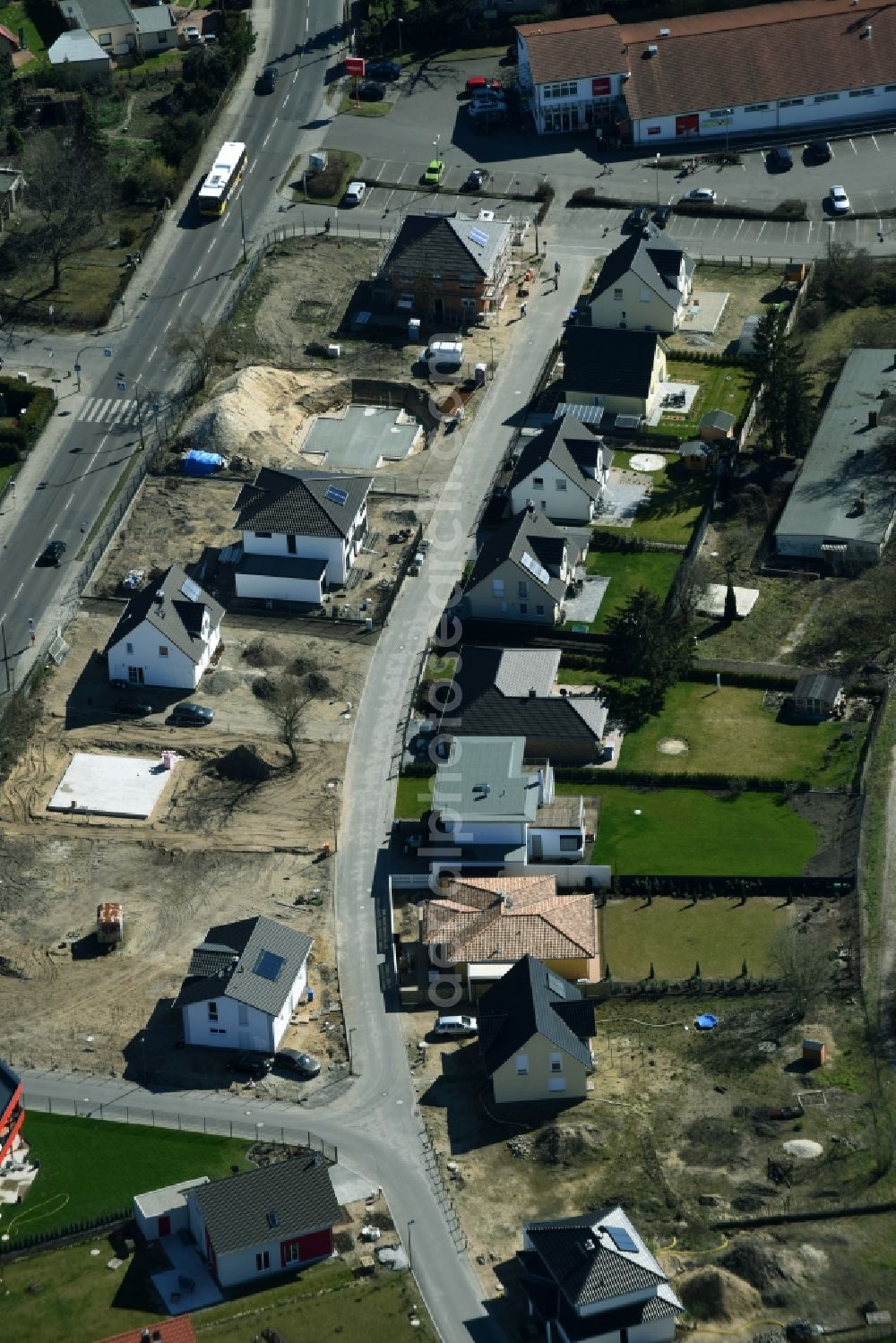 Berlin from the bird's eye view: Single family houses being built in the Kaulsdorf part of Berlin. View of a building project for one family houses in the street Am Wuhlebogen in Berlin-Kaulsdorf-Sued