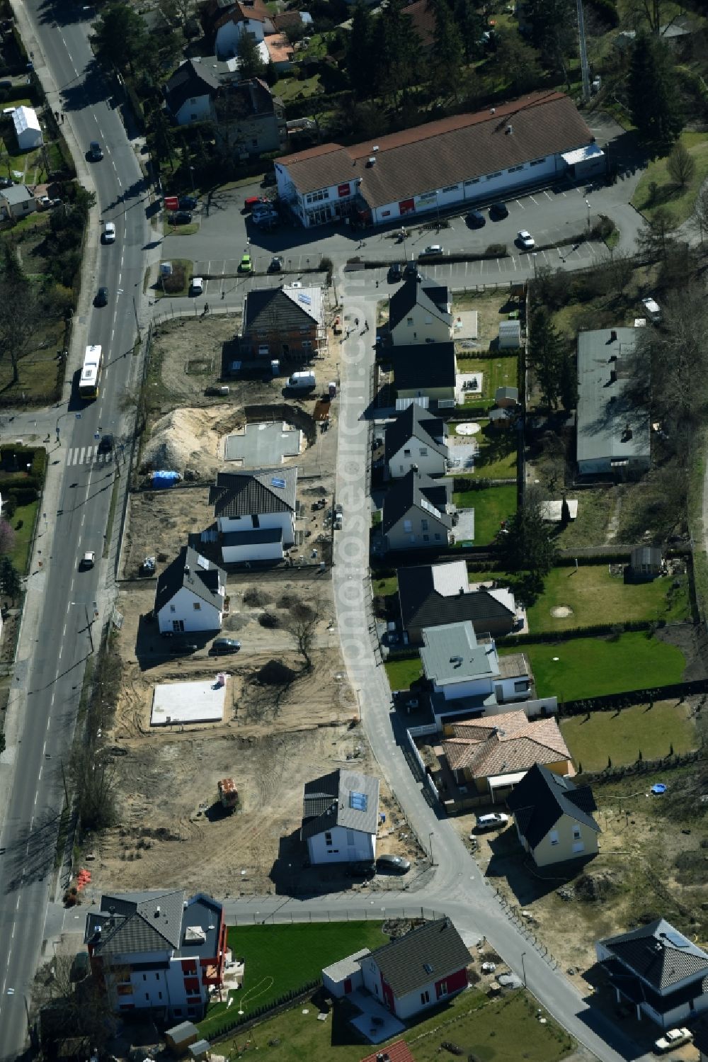 Aerial image Berlin - Single family houses being built in the Kaulsdorf part of Berlin. View of a building project for one family houses in the street Am Wuhlebogen in Berlin-Kaulsdorf-Sued