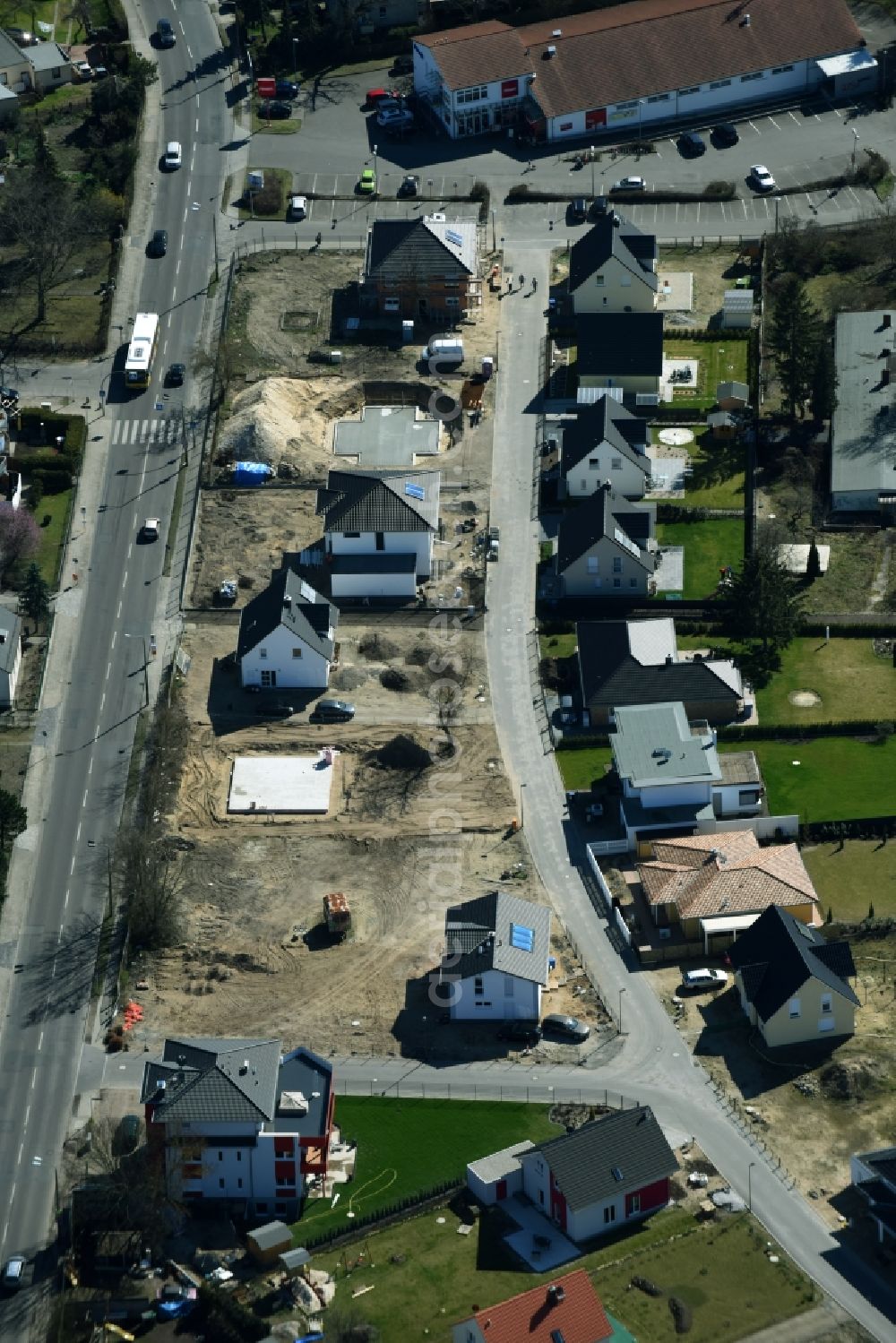 Aerial photograph Berlin - Single family houses being built in the Kaulsdorf part of Berlin. View of a building project for one family houses in the street Am Wuhlebogen in Berlin-Kaulsdorf-Sued