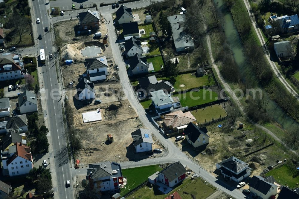 Berlin from above - Single family houses being built in the Kaulsdorf part of Berlin. View of a building project for one family houses in the street Am Wuhlebogen in Berlin-Kaulsdorf-Sued