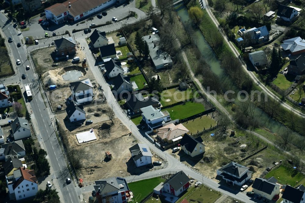 Berlin from the bird's eye view: Single family houses being built in the Kaulsdorf part of Berlin. View of a building project for one family houses in the street Am Wuhlebogen in Berlin-Kaulsdorf-Sued