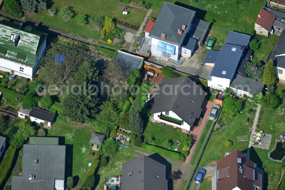 Berlin Mahlsdorf from the bird's eye view: Detached House - settlement in upscale residential area in Berlin Mahlsdorf