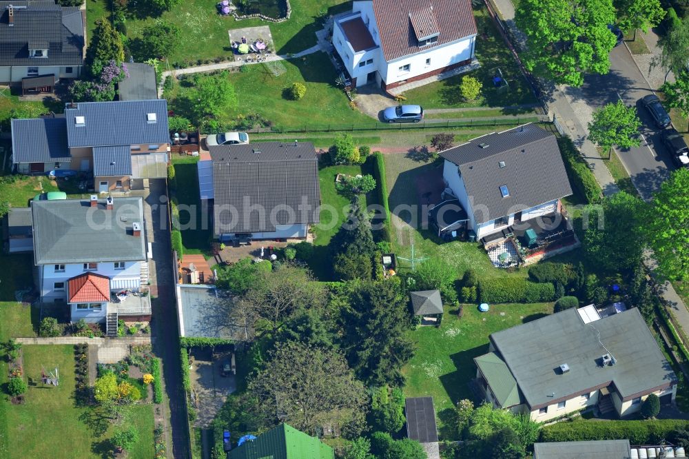 Berlin Mahlsdorf from the bird's eye view: Detached House - settlement in upscale residential area in Berlin Mahlsdorf