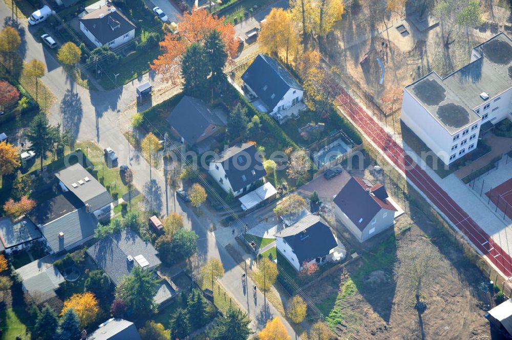 Berlin from the bird's eye view: Blick auf die von herbstlichem Baumbestand umgebenen Einfamilienhaus- Wohngegend an der Bergedorfer Straße in 12621 BERLIN Kaulsdorf-Süd.