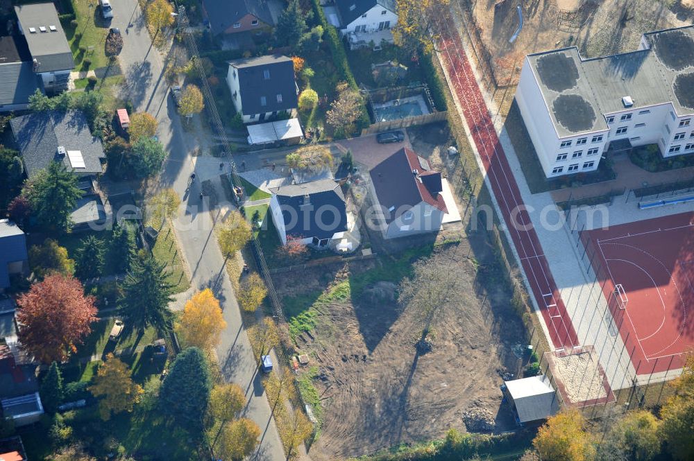 Aerial image Berlin - Blick auf die von herbstlichem Baumbestand umgebenen Einfamilienhaus- Wohngegend an der Bergedorfer Straße in 12621 BERLIN Kaulsdorf-Süd.