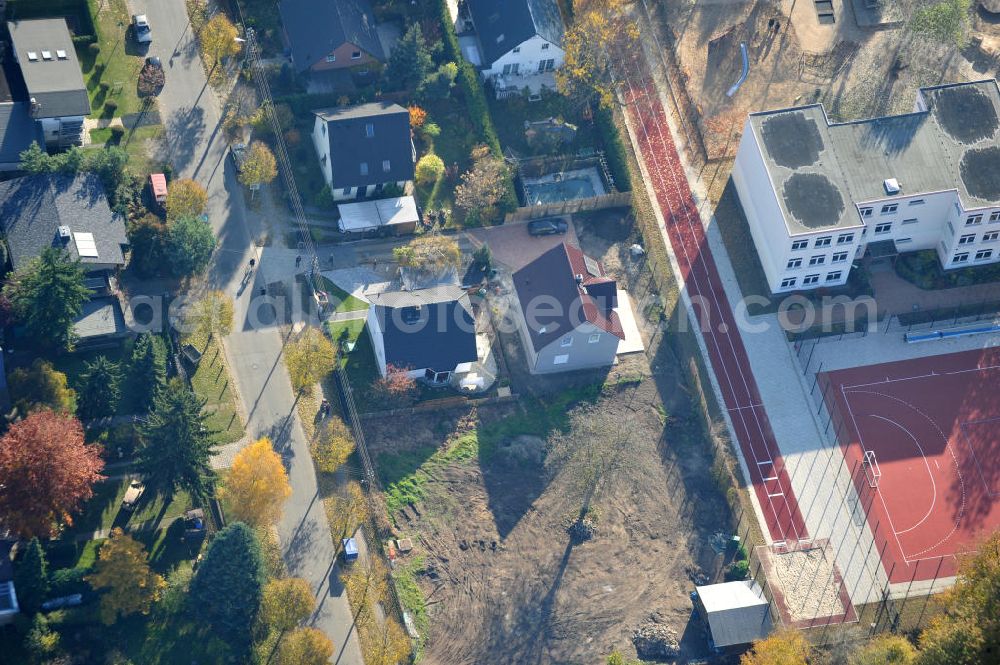 Aerial photograph Berlin - Blick auf die von herbstlichem Baumbestand umgebenen Einfamilienhaus- Wohngegend an der Bergedorfer Straße in 12621 BERLIN Kaulsdorf-Süd.