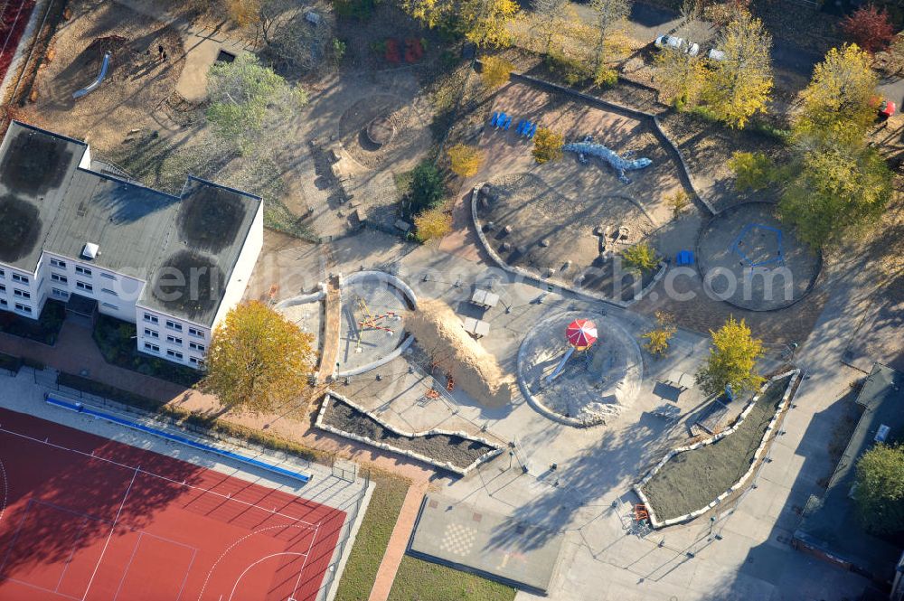 Berlin from above - Blick auf die von herbstlichem Baumbestand umgebenen Einfamilienhaus- Wohngegend an der Bergedorfer Straße in 12621 BERLIN Kaulsdorf-Süd.