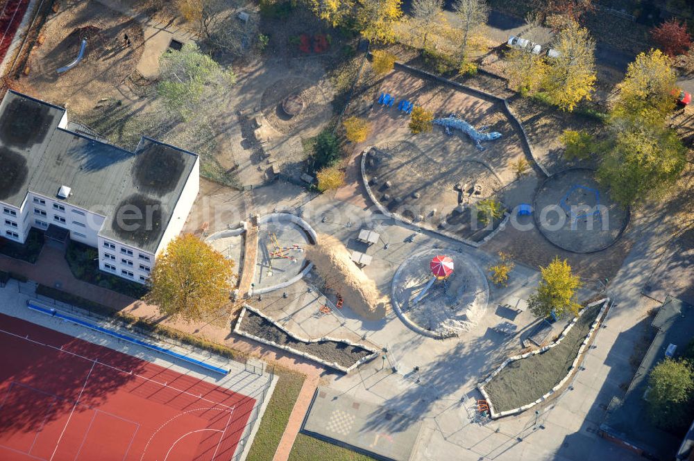 Berlin from the bird's eye view: Blick auf die von herbstlichem Baumbestand umgebenen Einfamilienhaus- Wohngegend an der Bergedorfer Straße in 12621 BERLIN Kaulsdorf-Süd.