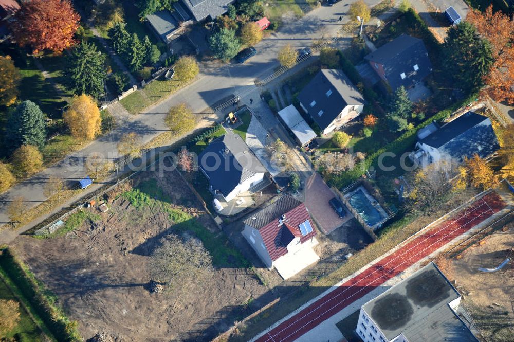 Aerial image Berlin - Blick auf die von herbstlichem Baumbestand umgebenen Einfamilienhaus- Wohngegend an der Bergedorfer Straße in 12621 BERLIN Kaulsdorf-Süd.