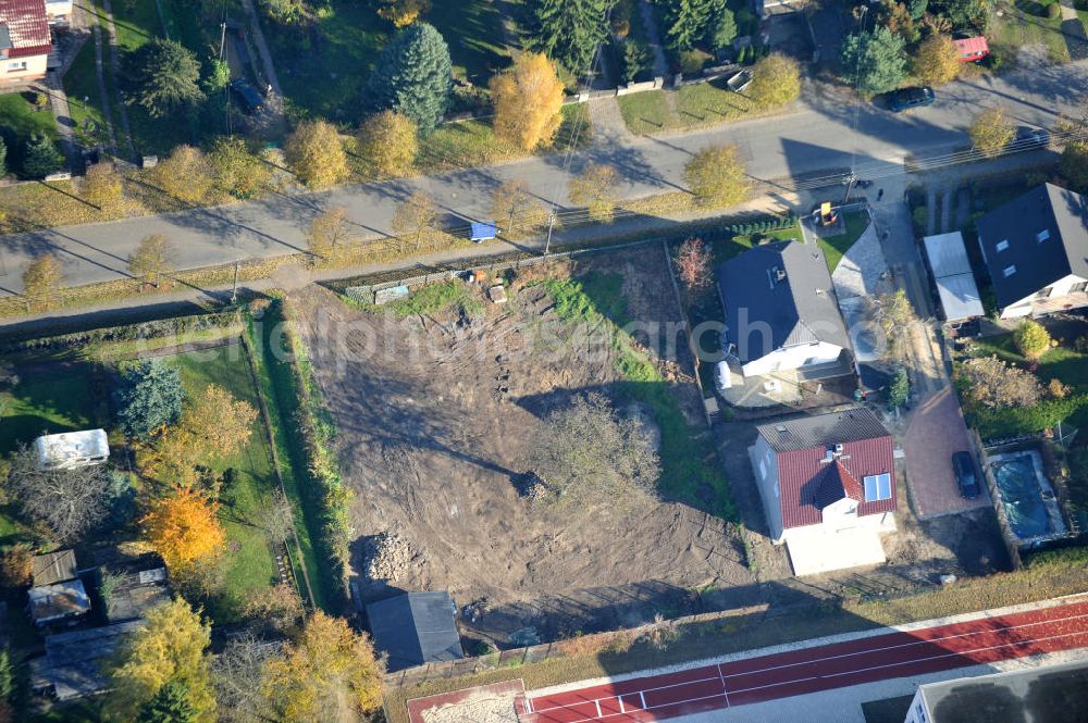 Aerial photograph Berlin - Blick auf die von herbstlichem Baumbestand umgebenen Einfamilienhaus- Wohngegend an der Bergedorfer Straße in 12621 BERLIN Kaulsdorf-Süd.