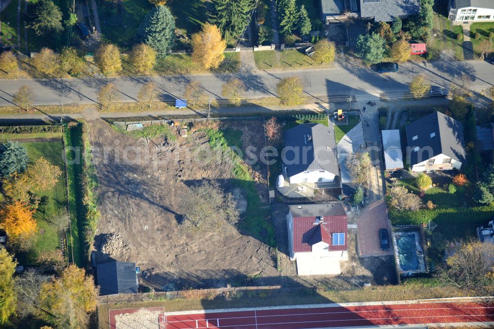 Berlin from above - Blick auf die von herbstlichem Baumbestand umgebenen Einfamilienhaus- Wohngegend an der Bergedorfer Straße in 12621 BERLIN Kaulsdorf-Süd.