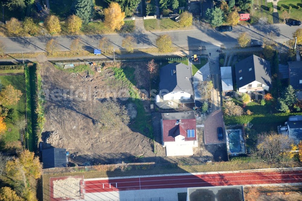 Berlin from the bird's eye view: Blick auf die von herbstlichem Baumbestand umgebenen Einfamilienhaus- Wohngegend an der Bergedorfer Straße in 12621 BERLIN Kaulsdorf-Süd.