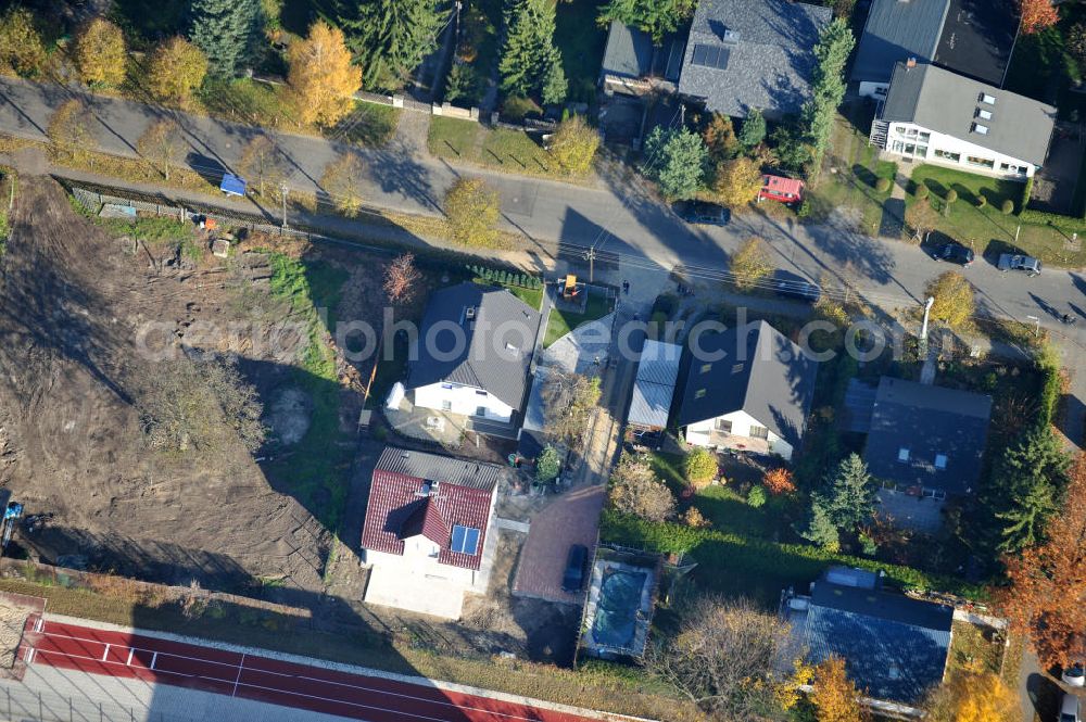 Aerial image Berlin - Blick auf die von herbstlichem Baumbestand umgebenen Einfamilienhaus- Wohngegend an der Bergedorfer Straße in 12621 BERLIN Kaulsdorf-Süd.