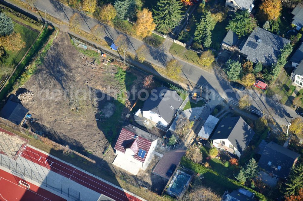 Aerial photograph Berlin - Blick auf die von herbstlichem Baumbestand umgebenen Einfamilienhaus- Wohngegend an der Bergedorfer Straße in 12621 BERLIN Kaulsdorf-Süd.