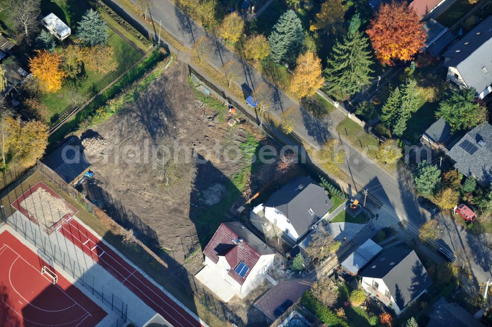 Berlin from above - Blick auf die von herbstlichem Baumbestand umgebenen Einfamilienhaus- Wohngegend an der Bergedorfer Straße in 12621 BERLIN Kaulsdorf-Süd.