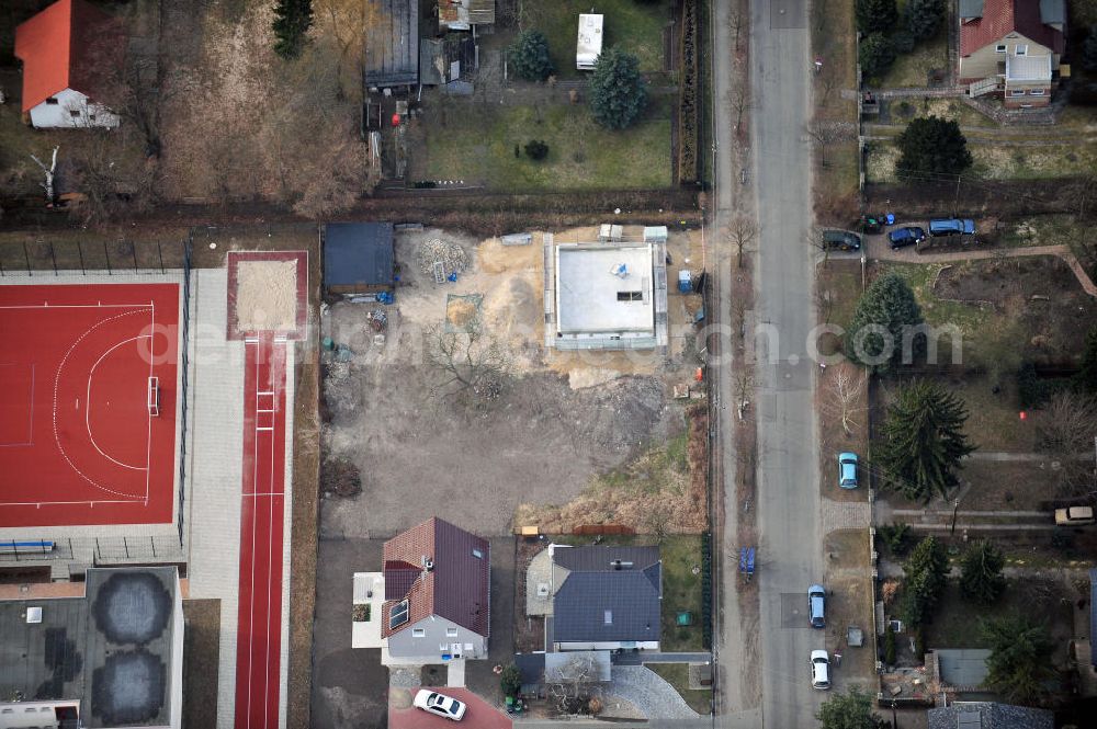 Aerial photograph Berlin Kaulsdorf - Baustelle Rohbau eines Einfamilienhaus- Wohngegend an der Bergedorfer Straße in 12621 BERLIN Kaulsdorf-Süd.