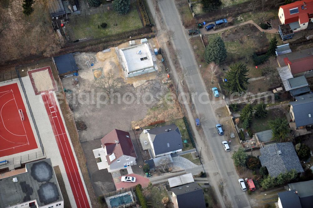 Berlin Kaulsdorf from above - Baustelle Rohbau eines Einfamilienhaus- Wohngegend an der Bergedorfer Straße in 12621 BERLIN Kaulsdorf-Süd.