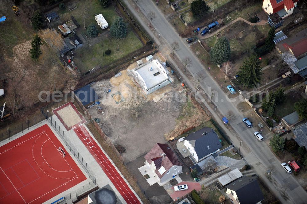 Berlin Kaulsdorf from the bird's eye view: Baustelle Rohbau eines Einfamilienhaus- Wohngegend an der Bergedorfer Straße in 12621 BERLIN Kaulsdorf-Süd.