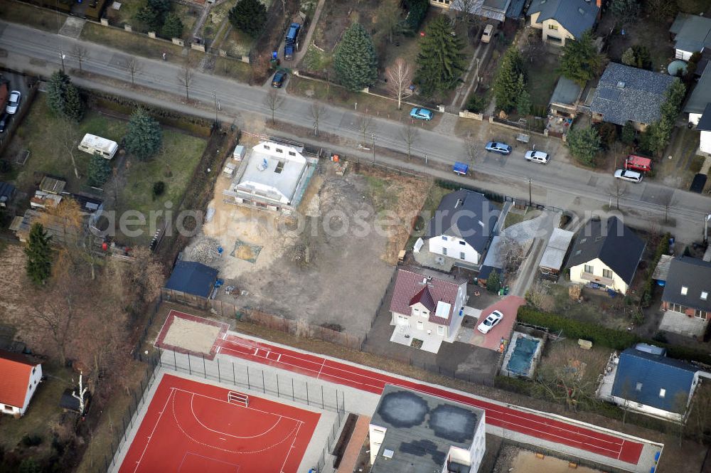 Aerial image Berlin Kaulsdorf - Baustelle Rohbau eines Einfamilienhaus- Wohngegend an der Bergedorfer Straße in 12621 BERLIN Kaulsdorf-Süd.