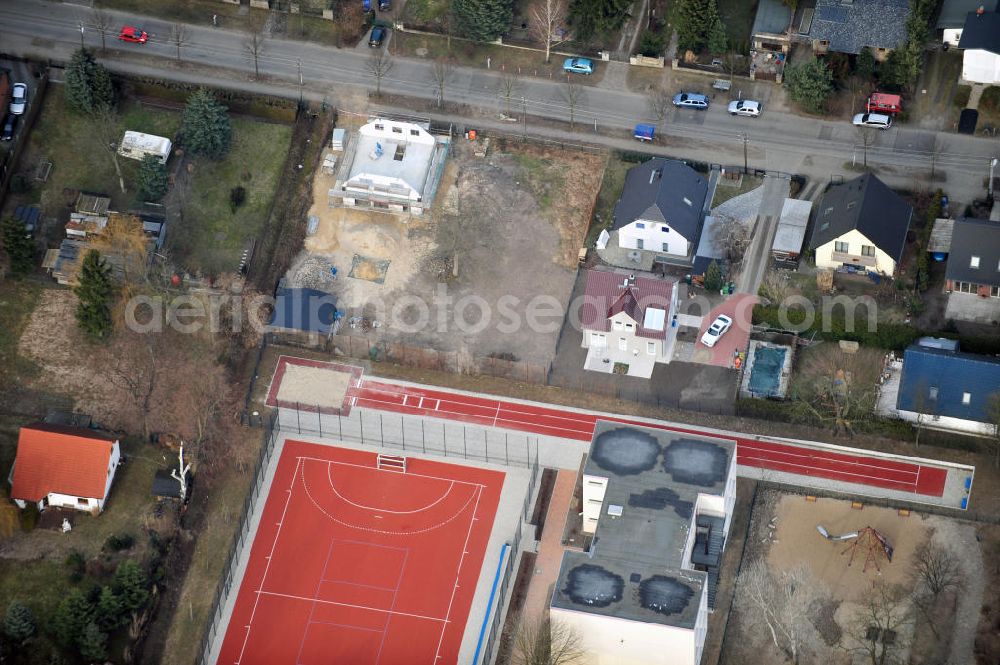 Aerial photograph Berlin Kaulsdorf - Baustelle Rohbau eines Einfamilienhaus- Wohngegend an der Bergedorfer Straße in 12621 BERLIN Kaulsdorf-Süd.