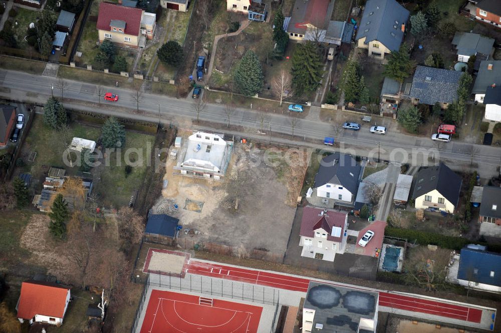 Berlin Kaulsdorf from above - Baustelle Rohbau eines Einfamilienhaus- Wohngegend an der Bergedorfer Straße in 12621 BERLIN Kaulsdorf-Süd.