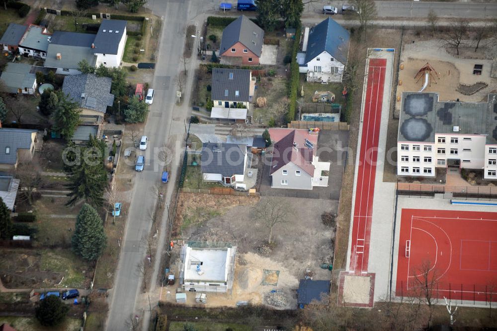 Berlin Kaulsdorf from the bird's eye view: Baustelle Rohbau eines Einfamilienhaus- Wohngegend an der Bergedorfer Straße in 12621 BERLIN Kaulsdorf-Süd.