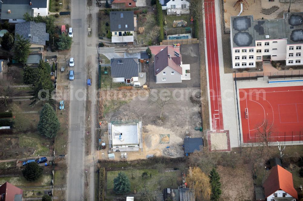 Aerial image Berlin Kaulsdorf - Baustelle Rohbau eines Einfamilienhaus- Wohngegend an der Bergedorfer Straße in 12621 BERLIN Kaulsdorf-Süd.