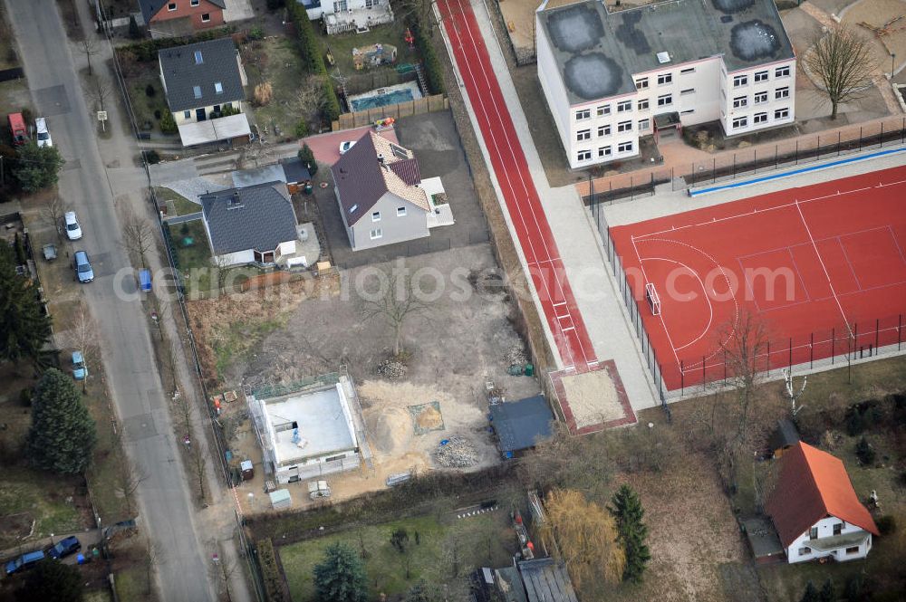 Aerial photograph Berlin Kaulsdorf - Baustelle Rohbau eines Einfamilienhaus- Wohngegend an der Bergedorfer Straße in 12621 BERLIN Kaulsdorf-Süd.