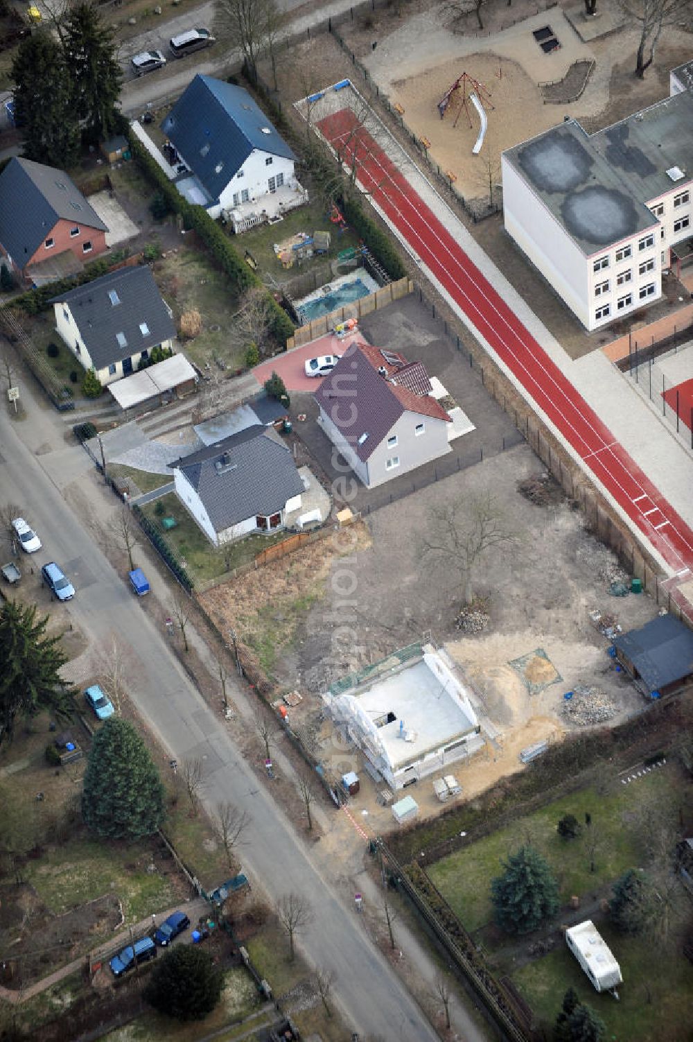 Berlin Kaulsdorf from above - Baustelle Rohbau eines Einfamilienhaus- Wohngegend an der Bergedorfer Straße in 12621 BERLIN Kaulsdorf-Süd.