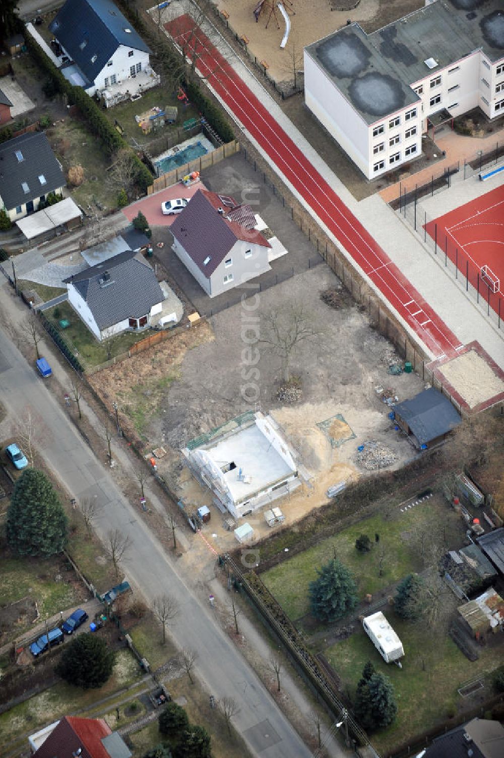 Berlin Kaulsdorf from the bird's eye view: Baustelle Rohbau eines Einfamilienhaus- Wohngegend an der Bergedorfer Straße in 12621 BERLIN Kaulsdorf-Süd.