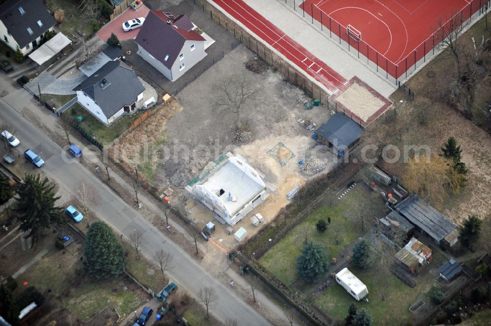 Aerial image Berlin Kaulsdorf - Baustelle Rohbau eines Einfamilienhaus- Wohngegend an der Bergedorfer Straße in 12621 BERLIN Kaulsdorf-Süd.