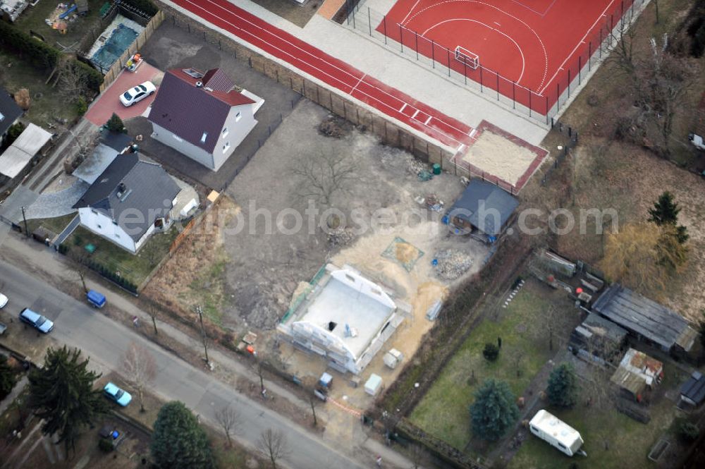 Aerial photograph Berlin Kaulsdorf - Baustelle Rohbau eines Einfamilienhaus- Wohngegend an der Bergedorfer Straße in 12621 BERLIN Kaulsdorf-Süd.