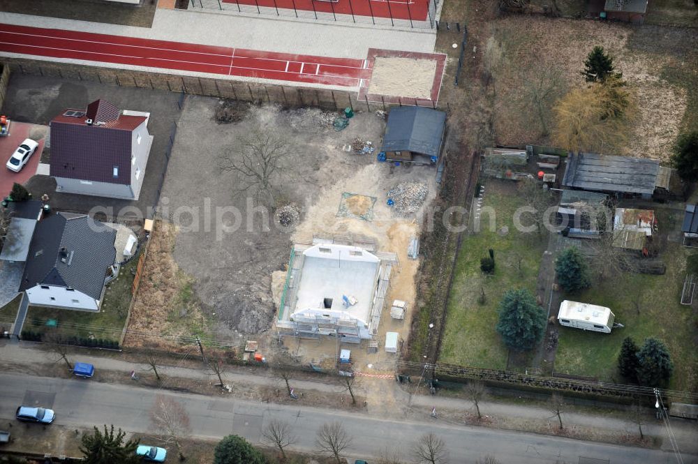 Berlin Kaulsdorf from above - Baustelle Rohbau eines Einfamilienhaus- Wohngegend an der Bergedorfer Straße in 12621 BERLIN Kaulsdorf-Süd.