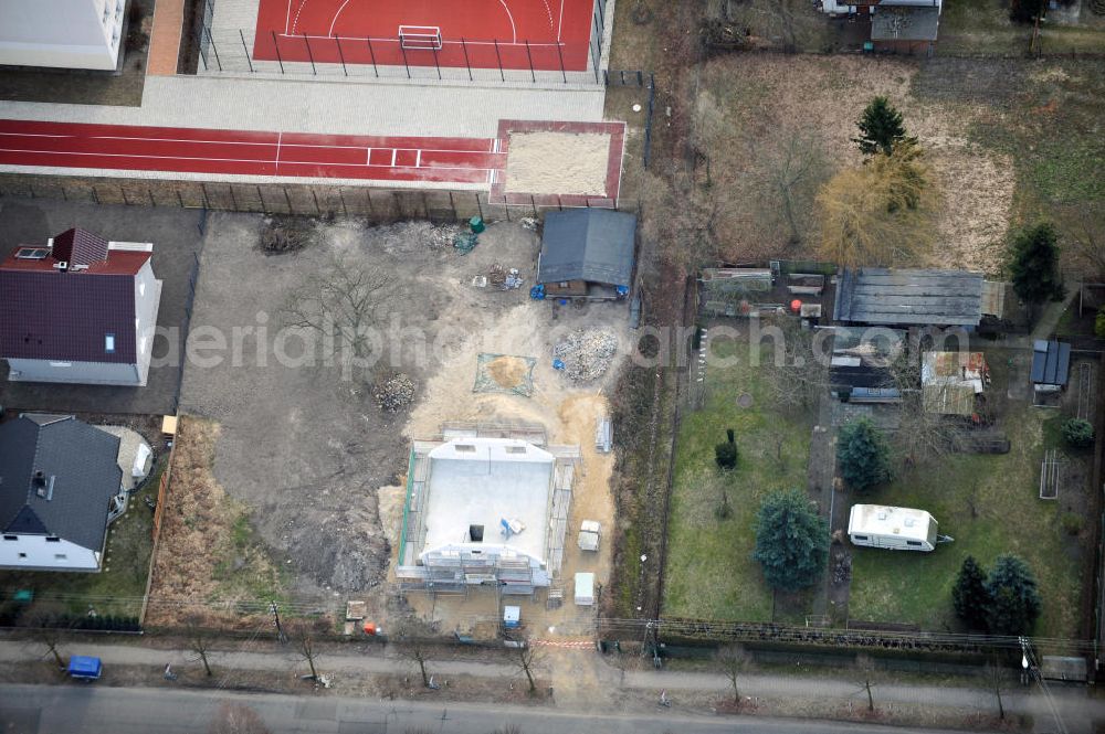 Berlin Kaulsdorf from the bird's eye view: Baustelle Rohbau eines Einfamilienhaus- Wohngegend an der Bergedorfer Straße in 12621 BERLIN Kaulsdorf-Süd.