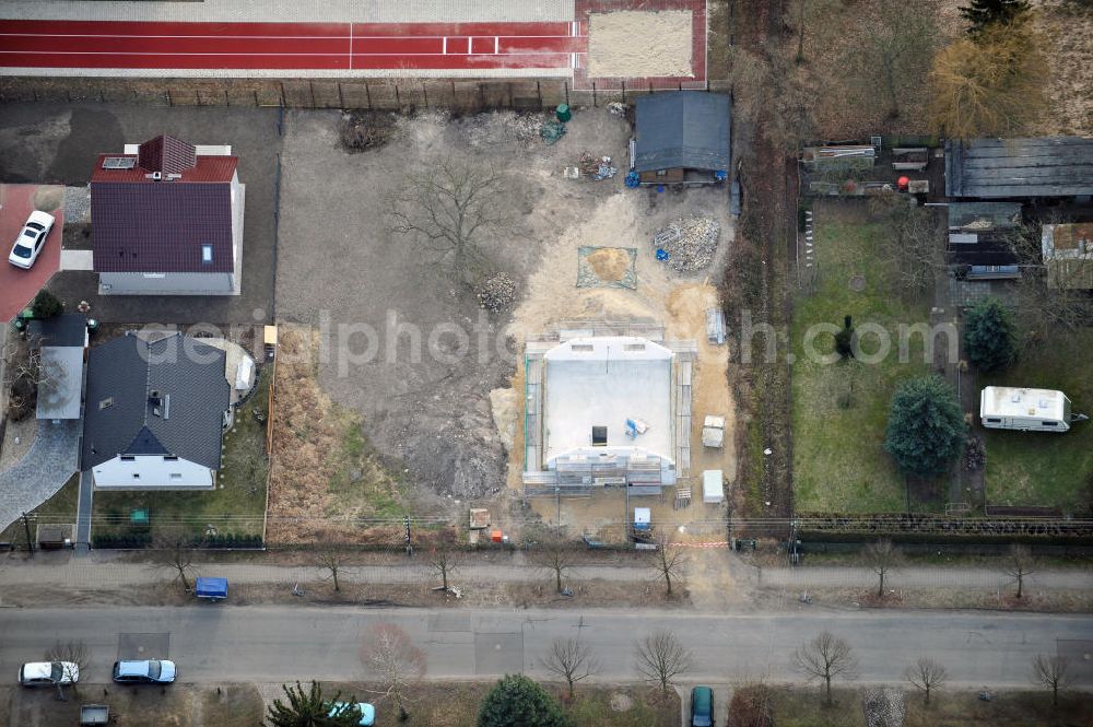 Aerial image Berlin Kaulsdorf - Baustelle Rohbau eines Einfamilienhaus- Wohngegend an der Bergedorfer Straße in 12621 BERLIN Kaulsdorf-Süd.