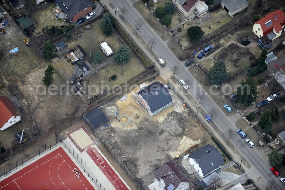 Aerial image Berlin Kaulsdorf - Baustelle Rohbau eines Einfamilienhaus- Wohngegend an der Bergedorfer Straße in 12621 BERLIN Kaulsdorf-Süd.