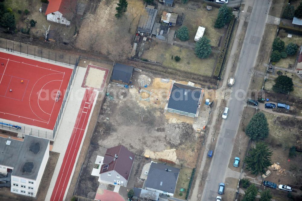 Aerial photograph Berlin Kaulsdorf - Baustelle Rohbau eines Einfamilienhaus- Wohngegend an der Bergedorfer Straße in 12621 BERLIN Kaulsdorf-Süd.