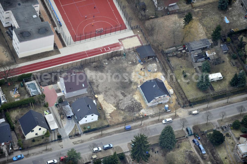 Berlin Kaulsdorf from above - Baustelle Rohbau eines Einfamilienhaus- Wohngegend an der Bergedorfer Straße in 12621 BERLIN Kaulsdorf-Süd.