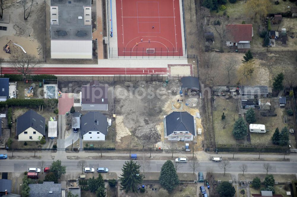 Berlin Kaulsdorf from the bird's eye view: Baustelle Rohbau eines Einfamilienhaus- Wohngegend an der Bergedorfer Straße in 12621 BERLIN Kaulsdorf-Süd.